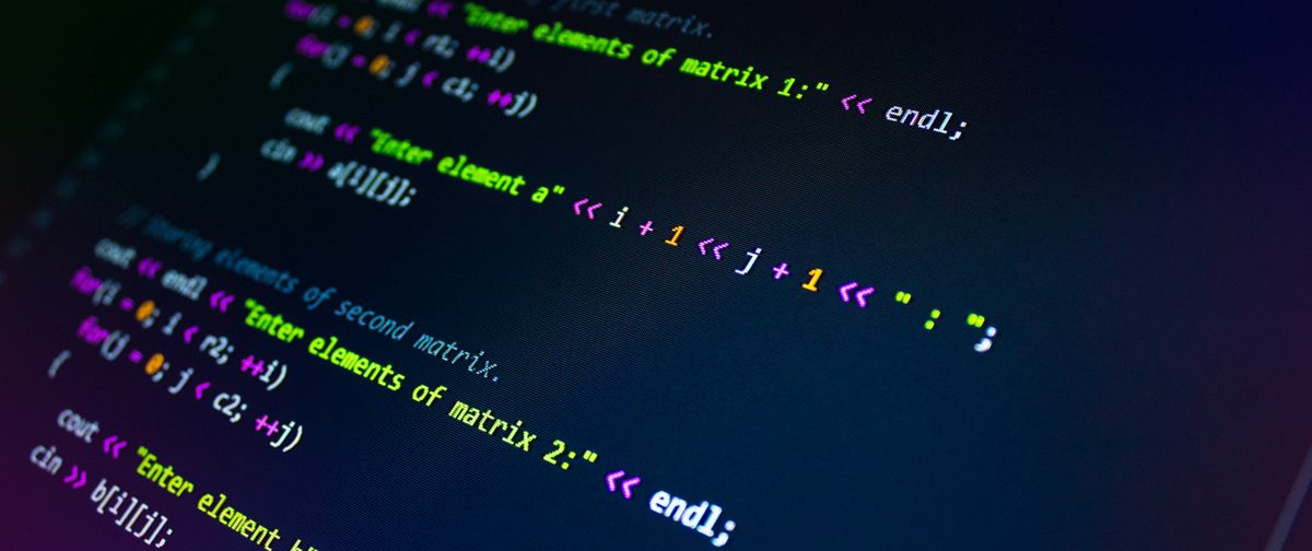 Codice di programmazione colorato sullo schermo di un computer